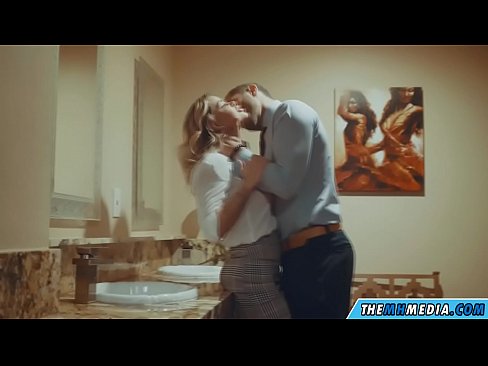 ❤️ Büyük memeli bir sarışın seni umumi tuvalette baştan çıkardığında ☑ Sürtükler bizde